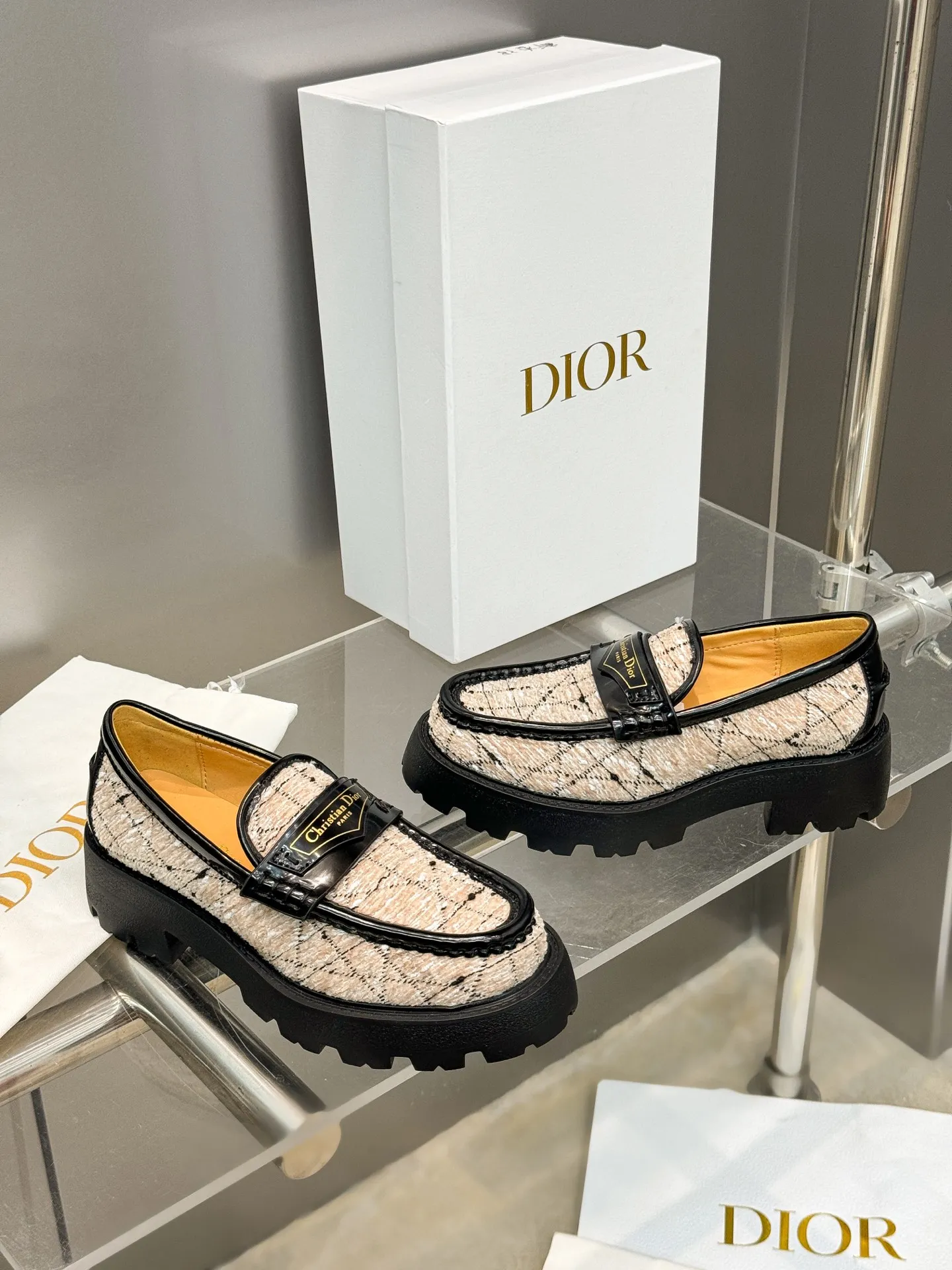 👟👟Ex-factory price 600👟👟 Dior 2024 new autumn and winter D-Boy letter logo color-blocked thick-soled women's shoes. Star's same style slip-on belt buckle round-toe retro low-heeled loafers. Material: imported open-edge beaded cowhide stitching eco-friendly rattan plaid tweed + water-dyed sheepskin lining + original molded IP outsole. Bottom thickness: 3.5CM Size: 35-42 (41.42 customized, non-refundable and non-exchangeable)